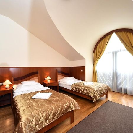 Hotel Kumania Kisujszallas Экстерьер фото