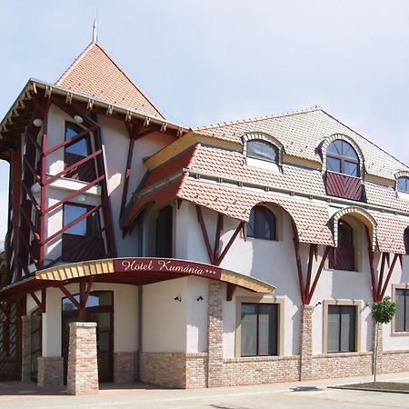 Hotel Kumania Kisujszallas Экстерьер фото