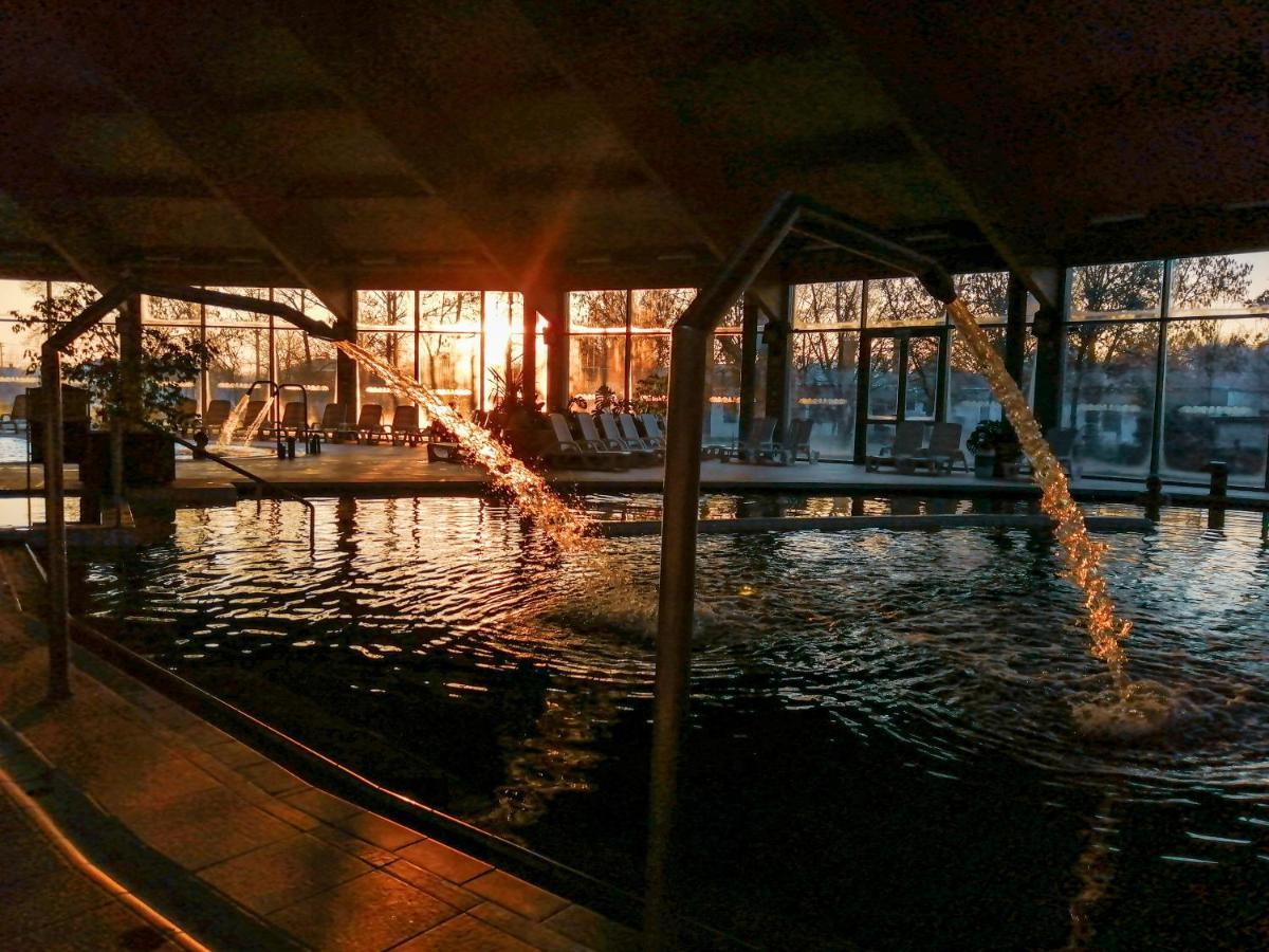 Hotel Kumania Kisujszallas Экстерьер фото