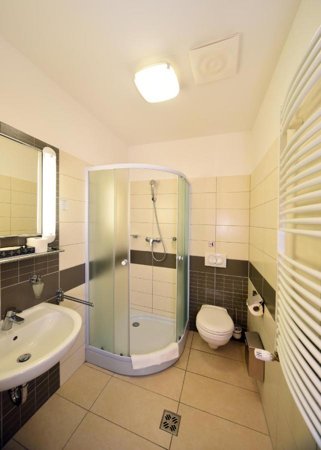 Hotel Kumania Kisujszallas Экстерьер фото