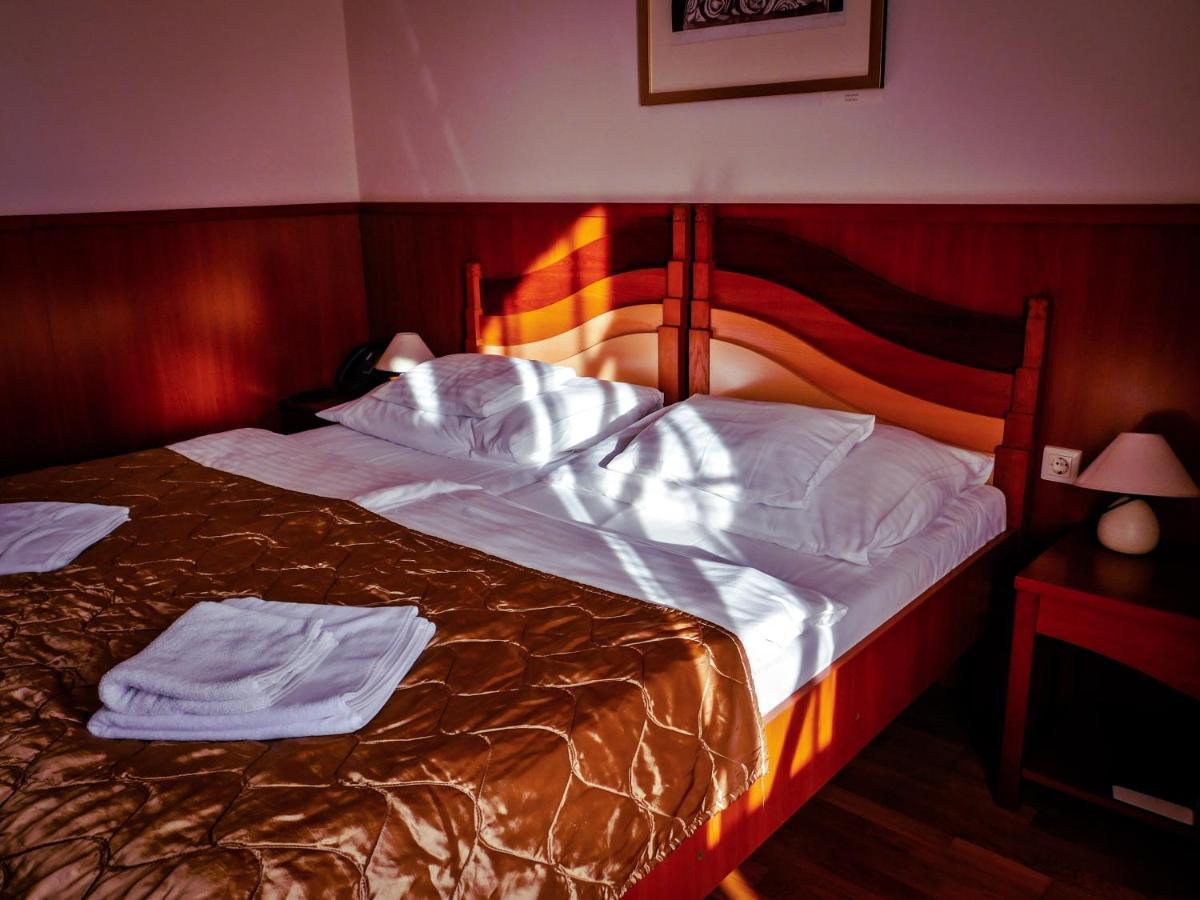 Hotel Kumania Kisujszallas Экстерьер фото