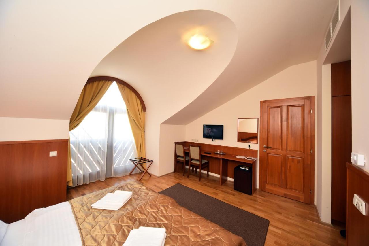 Hotel Kumania Kisujszallas Экстерьер фото