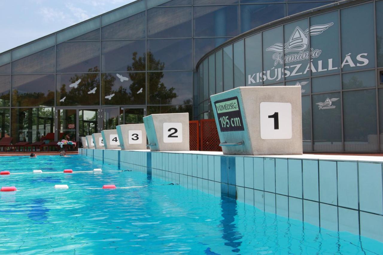 Hotel Kumania Kisujszallas Экстерьер фото