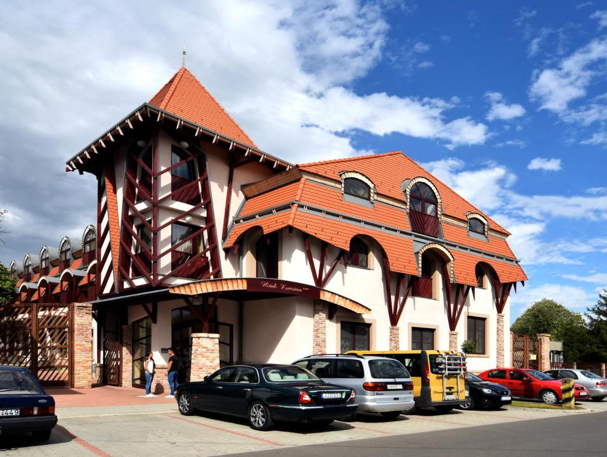 Hotel Kumania Kisujszallas Экстерьер фото