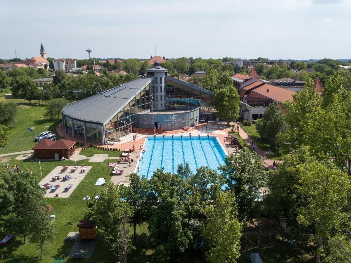 Hotel Kumania Kisujszallas Экстерьер фото