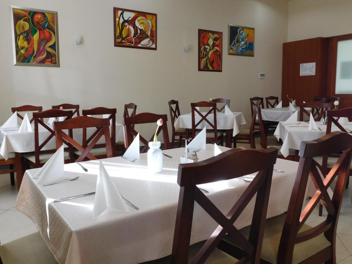 Hotel Kumania Kisujszallas Экстерьер фото