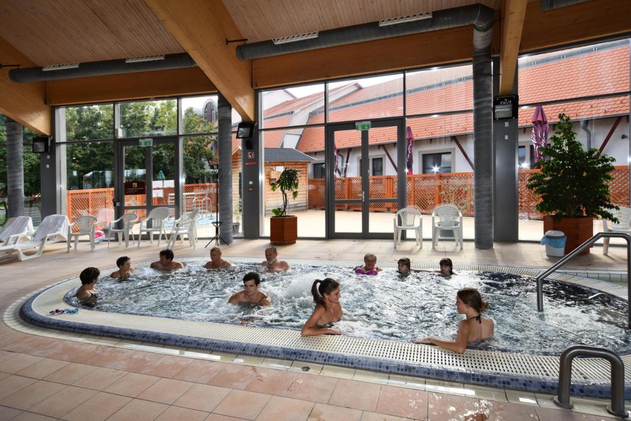 Hotel Kumania Kisujszallas Экстерьер фото