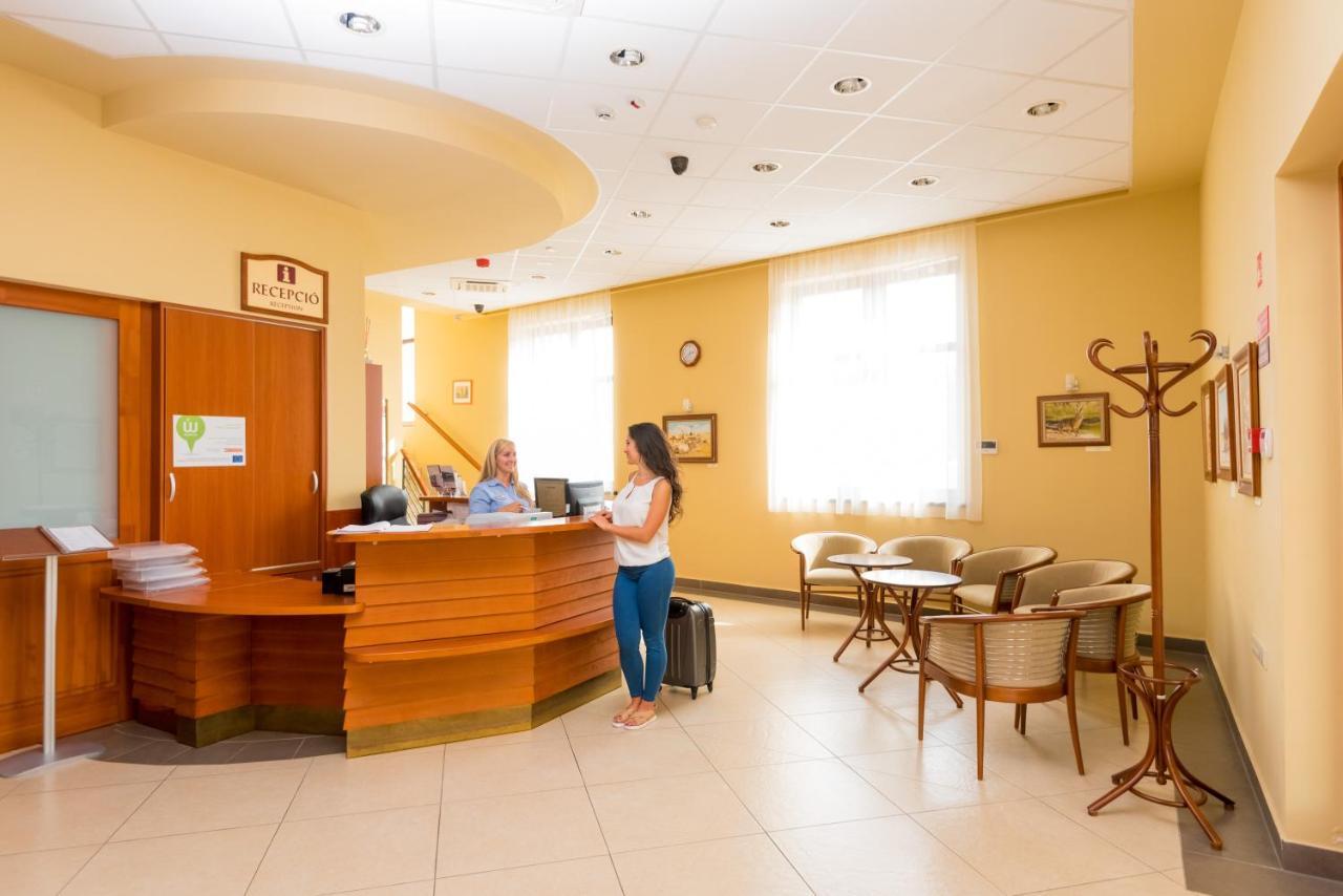 Hotel Kumania Kisujszallas Экстерьер фото