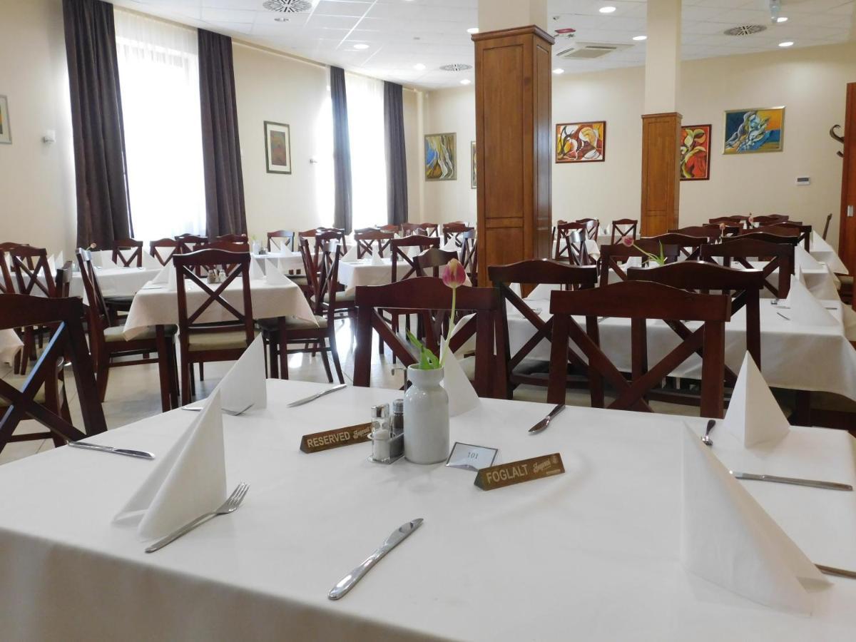 Hotel Kumania Kisujszallas Экстерьер фото