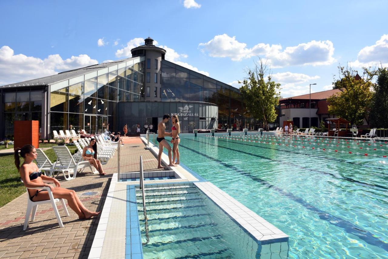 Hotel Kumania Kisujszallas Экстерьер фото
