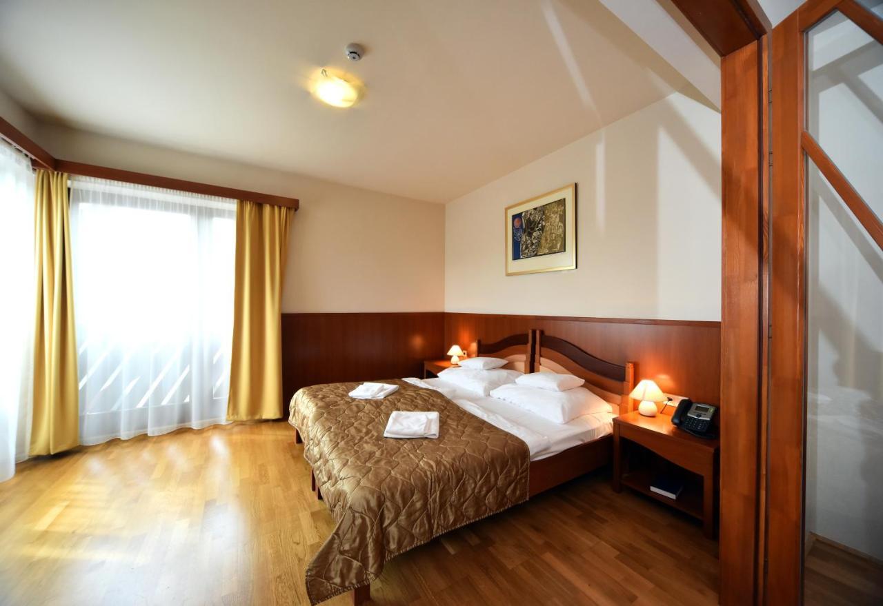 Hotel Kumania Kisujszallas Экстерьер фото